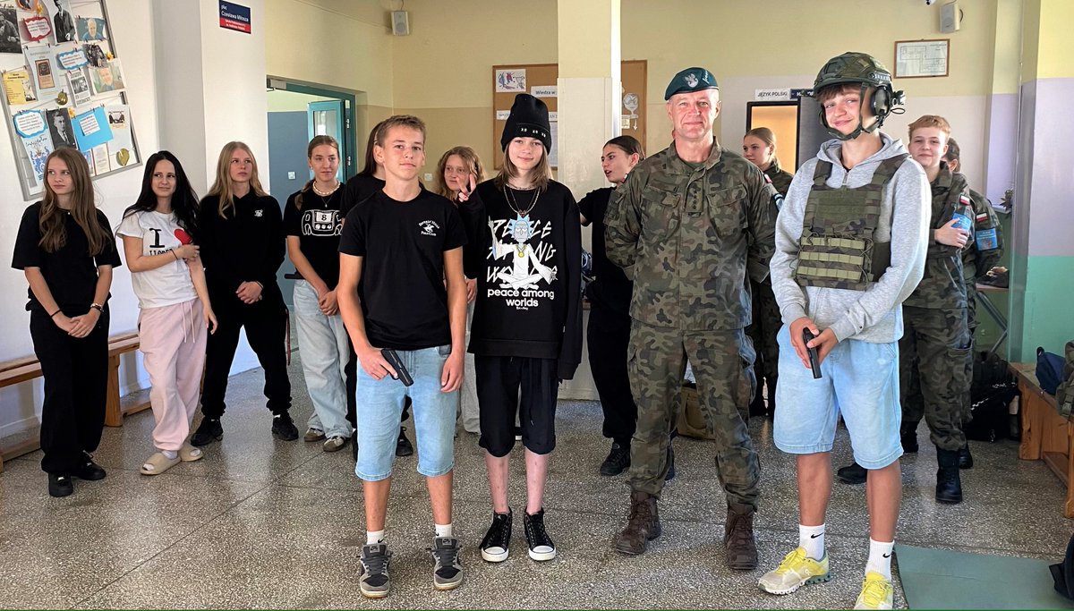 WCR_Glogow's tweet photo. 🏫 Na zaproszenie #SP3 w Głogowie uczestniczyliśmy w wydarzeniu promującym bezpieczne zachowania na wypadek zagrożenia pn Dzień Pierwszej Pomocy. Razem z #162blp @terytorialsi i #KlasaWojskowa z #ZSimJanaWyżykowskiego w Głogowie pokazaliśmy ścieżkę kariery od #OPW do #DZSW 🪖 https://t.co/14ec8FOrvP