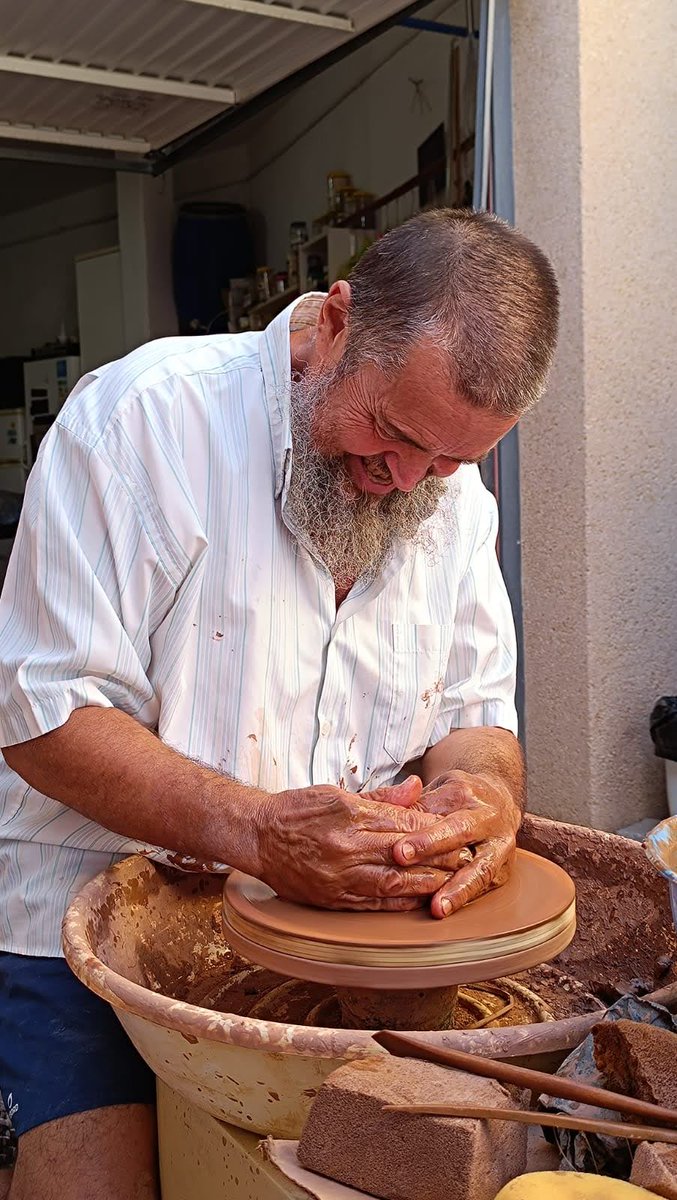 isla_delfraile's tweet photo. Durante nuestra estancia en Águilas fuimos invitados por el alfarero Francisco José Montalbán a visitar su taller. Parte de su obra está dedicada a la terra sigillata. Agradecidos con él. #IsladelFraile2025 https://t.co/wqh1np0Sts