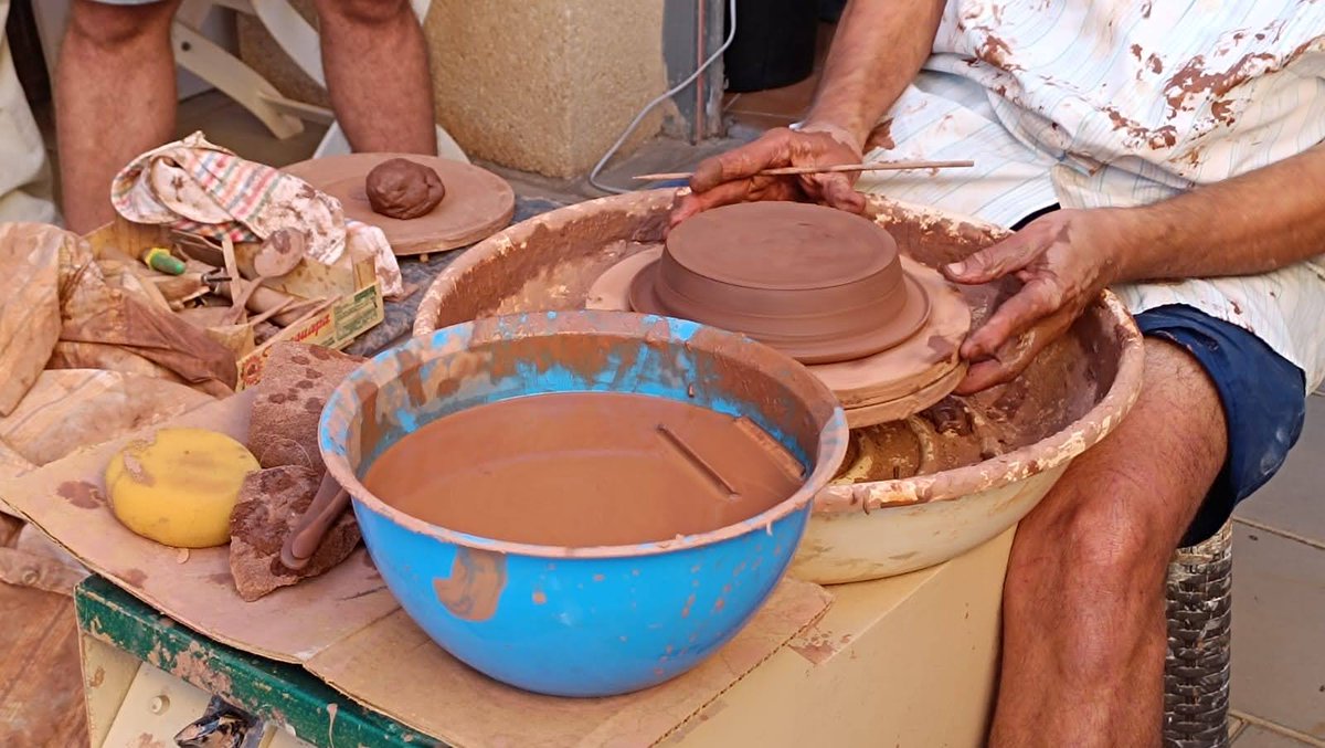 isla_delfraile's tweet photo. Durante nuestra estancia en Águilas fuimos invitados por el alfarero Francisco José Montalbán a visitar su taller. Parte de su obra está dedicada a la terra sigillata. Agradecidos con él. #IsladelFraile2025 https://t.co/wqh1np0Sts