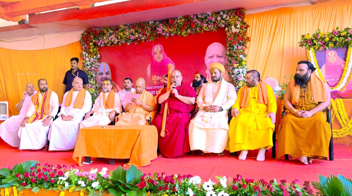 myogiadityanath's tweet photo. रामाय रामभद्राय रामचन्द्राय वेधसे। 
रघुनाथाय नाथाय सीतायाः पतये नमः॥

साकेतवासी श्रीमद् जगद्गुरु रामानन्दाचार्य पूज्य स्वामी श्री हर्याचार्य जी महाराज की 17वीं पुण्यतिथि के अवसर पर आज श्री अयोध्या धाम में पूज्य साधु-संतों एवं धर्माचार्यों के सान्निध्य में आयोजित श्रद्धांजलि सभा में सम्मिलित होने का सौभाग्य प्राप्त हुआ।

पूज्य संतों की साधना और संघर्ष का ही परिणाम है कि श्री अयोध्या धाम में श्री राम जन्मभूमि मंदिर के भव्य स्वरूप के दर्शन हम सभी को मिल रहे हैं।

पूज्य महाराज जी के श्री चरणों में नमन एवं विनम्र श्रद्धांजलि!