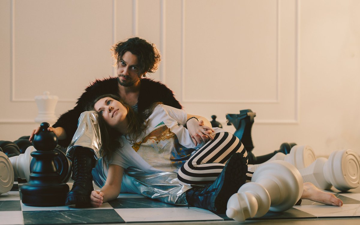 С днем рождения меня! 
В свой др хочу выложить фоточку с фотосета по "Волшебникам"
Ну какой же он краш я не могу!