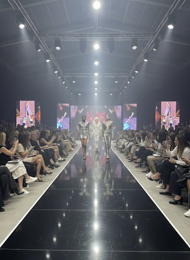epcomunicacion's tweet image. ✨ La próxima semana Madrid se convierte en la capital de la moda con el inicio de los eventos más esperados del año. Pasarelas, talento emergente y las grandes firmas marcarán tendencia en la ciudad.
#MadridFashion #Moda2025