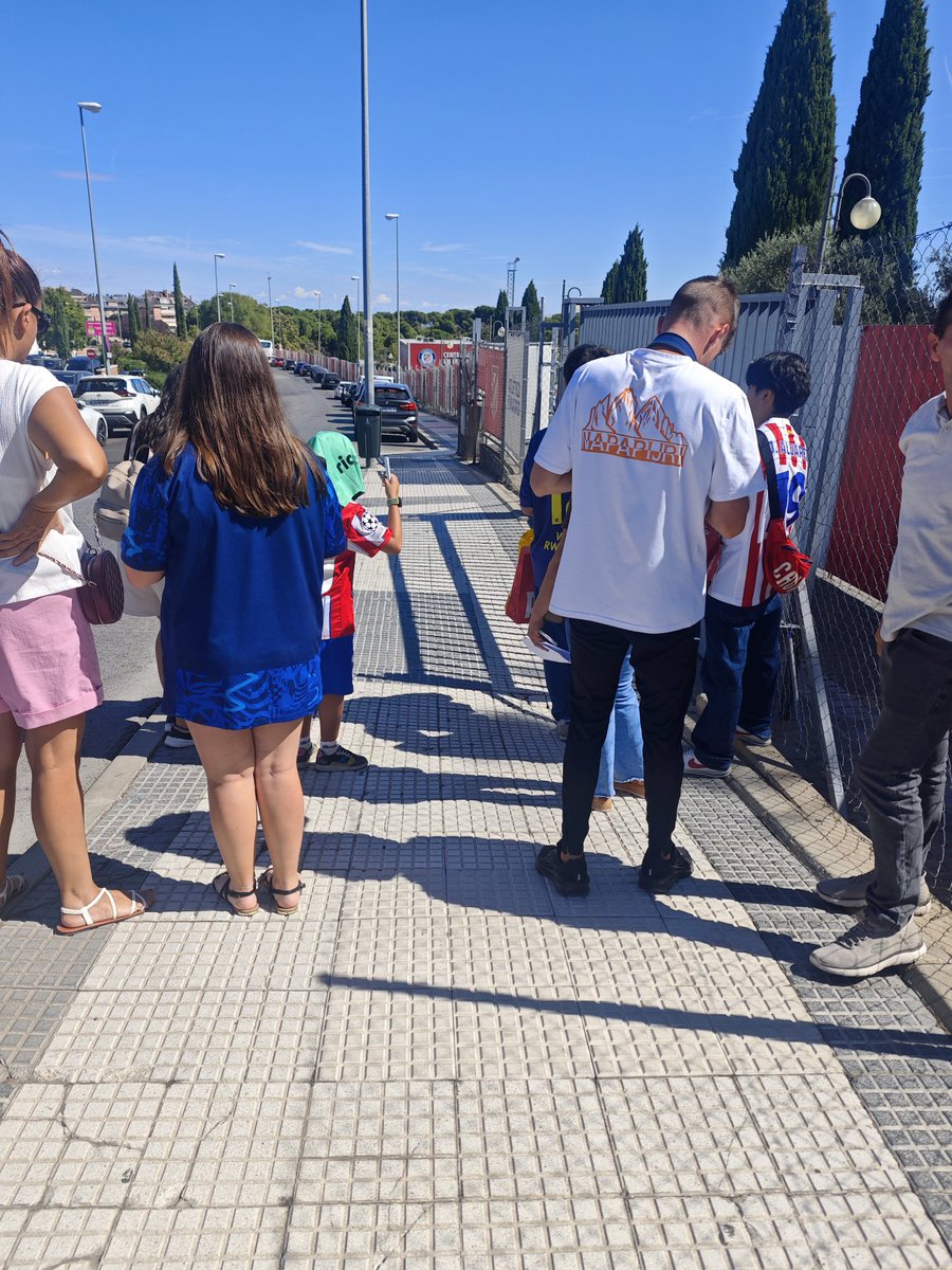elrubengg's tweet photo. Hoy en el entrenamiento del @Atleti había como mucho 12 personas, el 80% de los jugadores ni ha parado pese haber niños con más de una hora al sol. Luego @Simeone se le llena la boca de que tenemos que ir todos a una https://t.co/HupndB9hmw