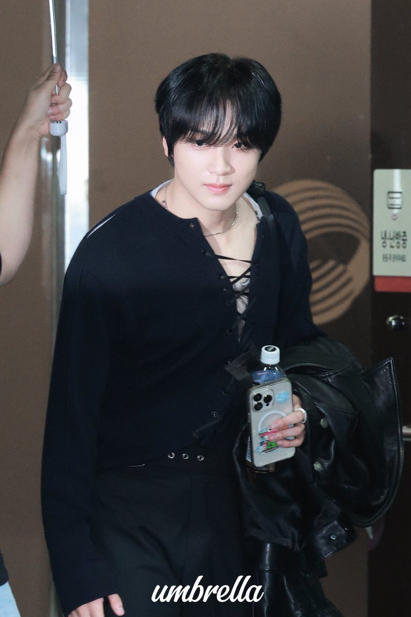 umbrella tweet media