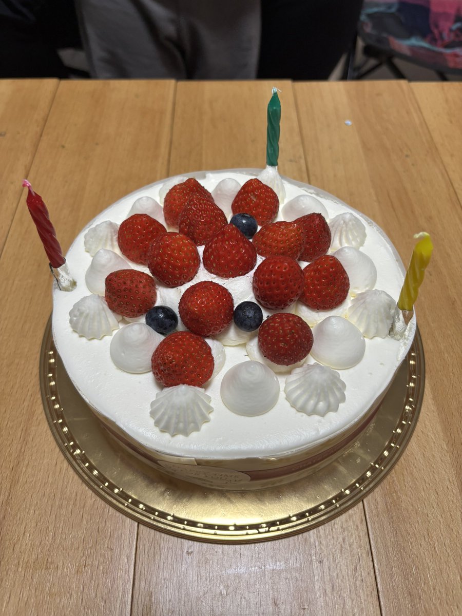 うちは旦那さんと私の誕生日が
近いので、一緒にお祝いするのが常。

旦那さんが買ってきてくれたケーキに
子供達がろうそくをさして
みんなでハッピーバースディ歌ったら
最後はもれなく
「ハッピーバースディ、みんなー♪」
になる。

これがハッピーなバースデーってやつか……