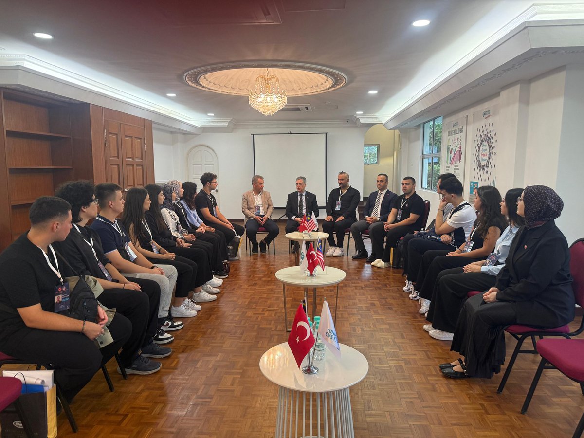 Büyükelçi Emir Salim Yüksel, Gençlik ve Spor Bakanlığımız Gençlik Hareketliliği programı çerçevesinde Malezya'yı ziyaret eden Akhisar Gençlik Merkezi'nden arkadaşlarımızla biraraya gelerek kendilerini Yunus Emre Kültür Merkezimizde ağırlamıştır.
🇹🇷🤝🇲🇾
<a href="/gencliksporbak/">Gençlik ve Spor Bakanlığı 🇹🇷</a>