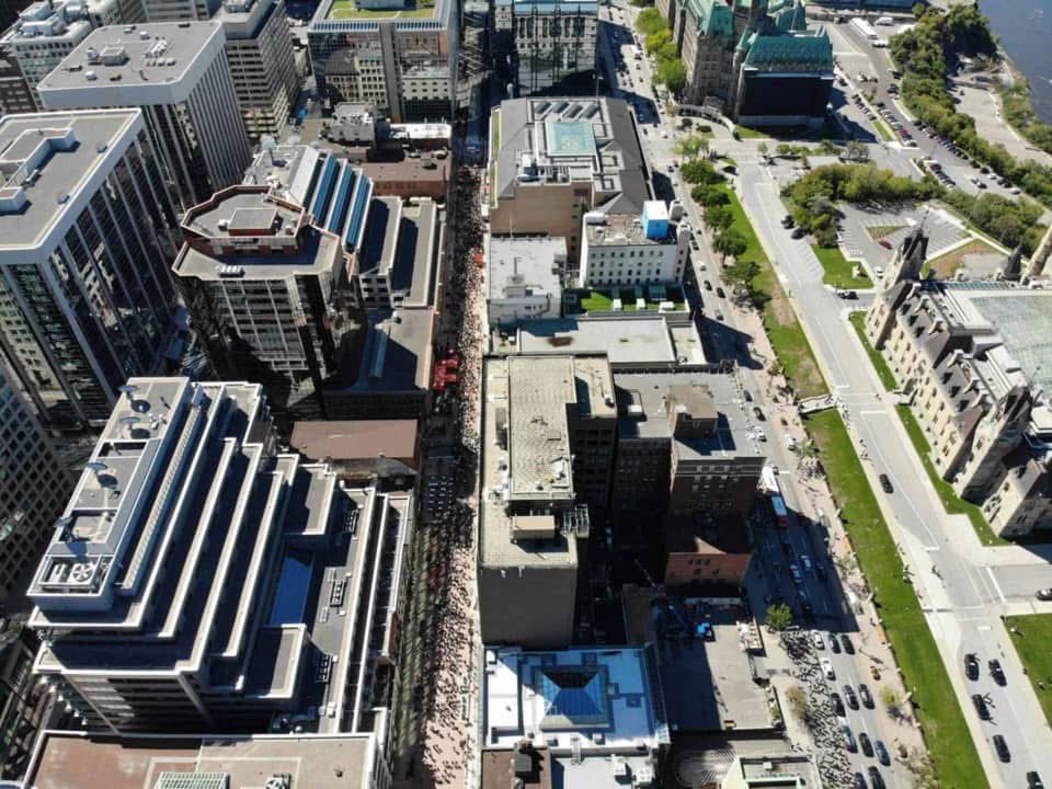 TWilsonOttawa's tweet photo. 5 years ago today was a day I will never forget. I remember climbing the steps of parliament to see if anyone even showed up for the #IntegrityMarch. As my eyes breached the ground level and a sea of 5000+ friends spread out in front of me, a lump in my throat swelled as my eyes filled with prideful tears.
I snapped a pic and texted it to @CivilAdvantage1 and said “you better hurry up and get over here”.
One of the most epic days of my life… maybe we need to do it again? 🇨🇦
https://t.co/LWur51XaFd