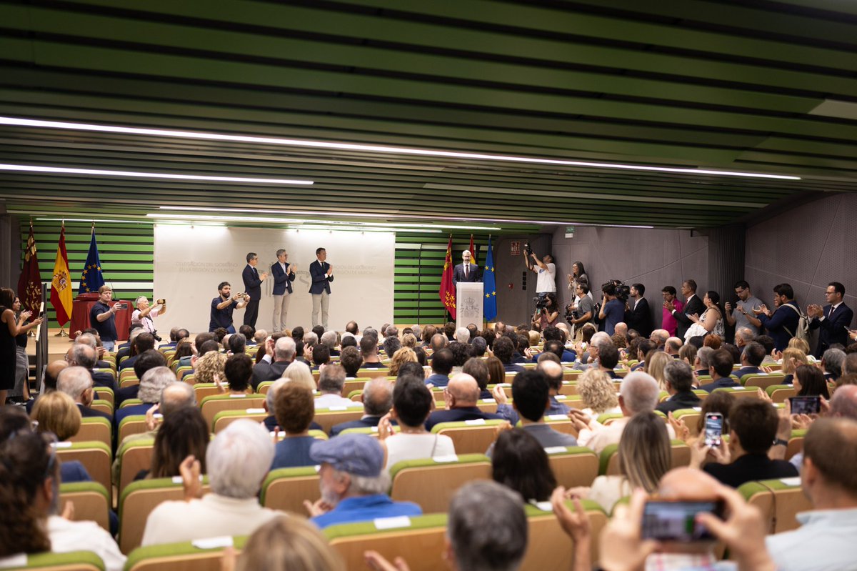 Lucassayala's tweet image. Asumo la Delegación del Gobierno en la Región de Murcia con inmenso orgullo y un profundo sentido de responsabilidad.

Seré un delegado exigente y trabajaré sin descanso para defender la convivencia y los intereses de nuestra tierra.

Gracias, @felixbolanosg, por acompañarnos.