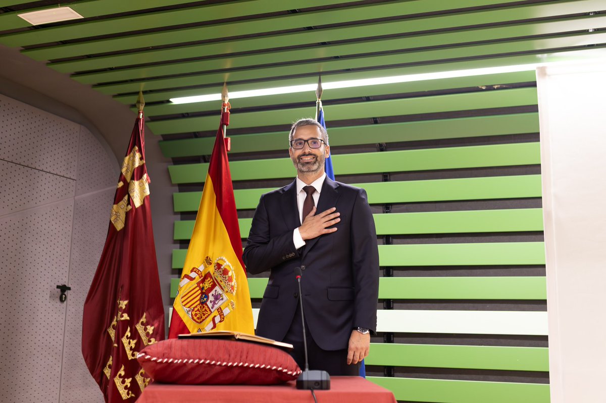Lucassayala's tweet image. Asumo la Delegación del Gobierno en la Región de Murcia con inmenso orgullo y un profundo sentido de responsabilidad.

Seré un delegado exigente y trabajaré sin descanso para defender la convivencia y los intereses de nuestra tierra.

Gracias, @felixbolanosg, por acompañarnos.
