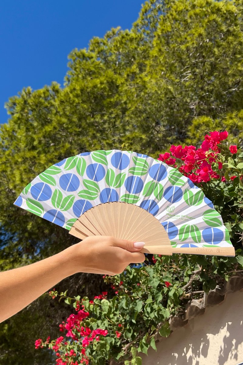 “Nunca es tarde para abrir un abanico”
¿Ya tienes el tuyo?💚💙
Disponibles hasta agotar existencias en los ayuntamientos y Tourist info de la #VegaBajadelSegura😉