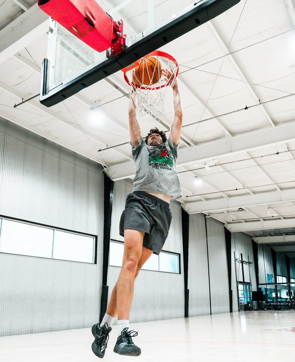 CoachBarnes1's tweet photo. Focus on production, not activity. You might be working hard ..but so is everyone else. Success comes from mastering the process, not worrying about the outcome. Stay committed, keep growing, and let your progress speak for itself! ��🏀💯 #WriteYourStory https://t.co/bzQQDkuSxv