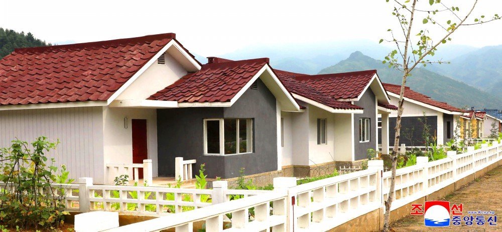 KFA_Brasil's tweet photo. A política do Partido dos Trabalhadores da Coreia para a construção rural desdobrou uma nova aparência de uma vila socialista moderna na Fazenda Unsong, no condado de Jonchon, província de Jagang, na RPDC. https://t.co/3zJLuwGSqR