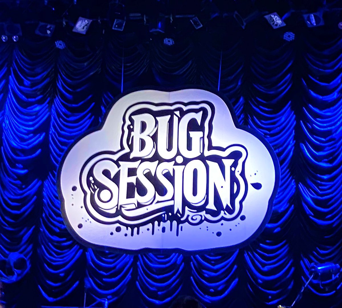 ankoroomocchy's tweet photo. もう1週間経ったの早い
前のバクセのロゴ周りはBUG(虫)がいた気がするけど、今回はCLANQUEENのイメージに合わせて虫なしverだったのかな ドレープ&青照明雰囲気にピッタリだった
キネマ倶楽部の階段上手く撮れなかったけど記念に貼っとく またツーマン観たい^o^
#秋山黄色 #CLANQUEEN
#BUGSESSION https://t.co/56OvcIHvnR