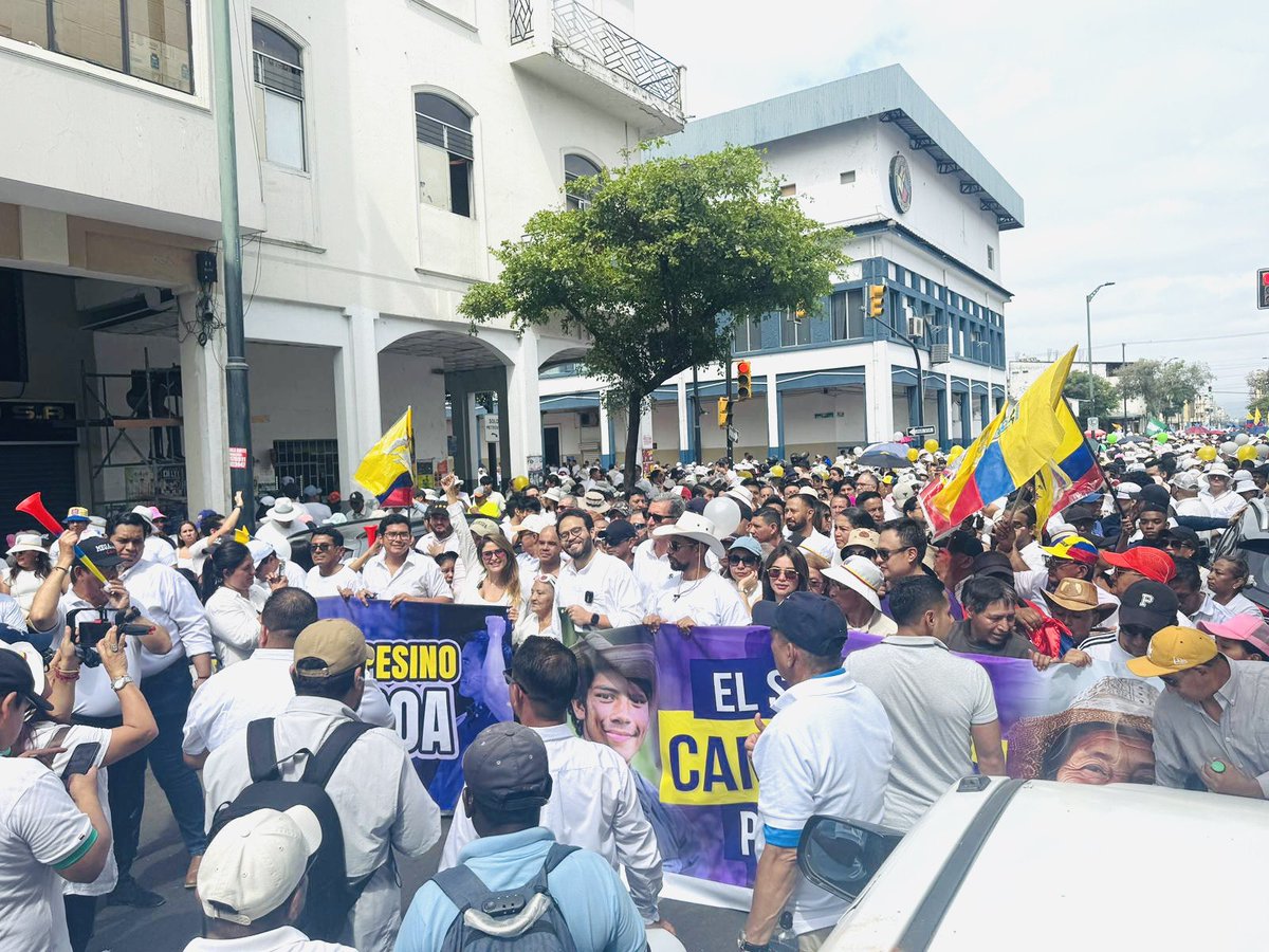 mercejo's tweet photo. Alzamos la voz por un Ecuador de paz y justicia.

#EcuadorporlaPaz #EcuadorporlaJusticia  junto a @DanielNoboaOk https://t.co/bsTKknXAZo