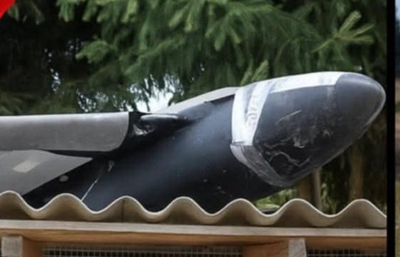 🇵🇱 🇷🇺 UN DES PRÉTENDUS DRONES RUSSES QUI AURAIENT PÉNÉTRÉ L'ESPACE AÉRIEN POLONAIS 😂🤣😂 .
Les ukrainiens nous prennent vraiment pour des buses 🤦.