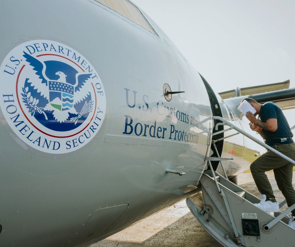 Cross the border illegally?
NO ASYLUM. NO EXCEPTIONS. 🚫
You'll be arrested, prosecuted, and then deported to your country or sent to another country that will accept you.
DON'T TRY IT.

 ¿Cruzar la frontera ilegalmente?
NO HAY ASILO. NO HAY EXCEPCIONES. 🚫
Serás arrestado,