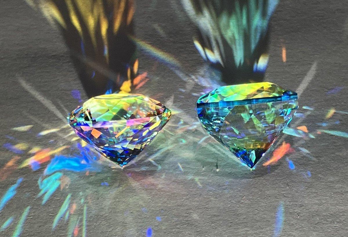 通常のアルクトゥルスと、
ブルーアルクトゥルスを並べて比較してみた。
並べると色味の違いが分かりやすいですね。