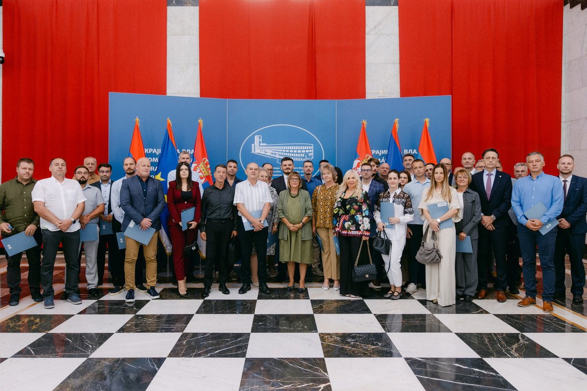 PSRRMSLS's tweet image. Покрајинска влада издвојила 300 милиона динара за 39 привредника
Председница Покрајинске владе Маја Гојковић уручила је данас уговоре о додели бесповратних средстава представницима 39 привредних друштава из АП Војводине за куповину нове опреме skr.rs/zS4w