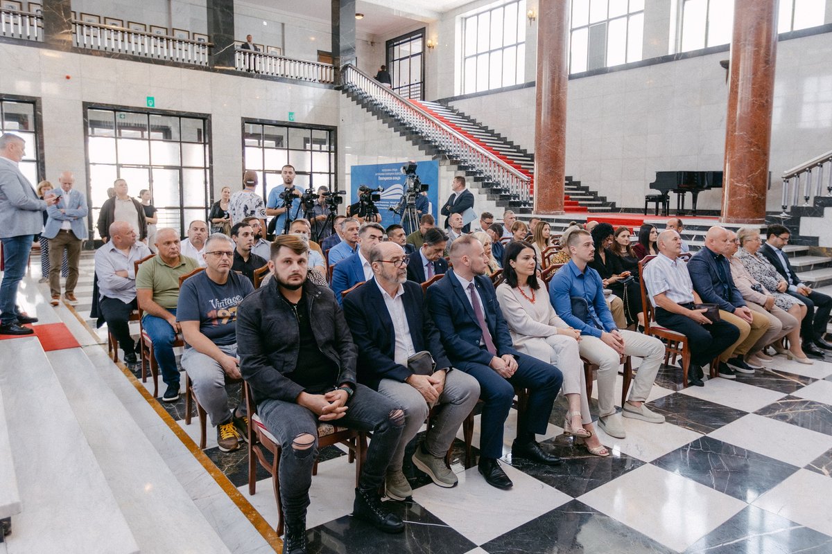 PSRRMSLS's tweet image. Покрајинска влада издвојила 300 милиона динара за 39 привредника
Председница Покрајинске владе Маја Гојковић уручила је данас уговоре о додели бесповратних средстава представницима 39 привредних друштава из АП Војводине за куповину нове опреме skr.rs/zS4w