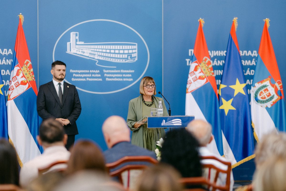 PSRRMSLS's tweet image. Покрајинска влада издвојила 300 милиона динара за 39 привредника
Председница Покрајинске владе Маја Гојковић уручила је данас уговоре о додели бесповратних средстава представницима 39 привредних друштава из АП Војводине за куповину нове опреме skr.rs/zS4w