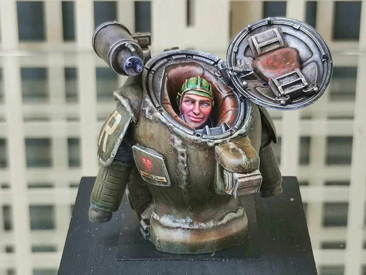 #マシーネンクリーガー #maschinenkrieger
胸像で製作を進めていたマシーネンのRACCOON、仕上げにハイライトとシェイドを追加して、目にキャッチライト入れて、ボークス広島のメカロボ展示会に参加してきました。笑顔のフィギュアだったので、目や眉も表情が出るようにと思って塗ってます。