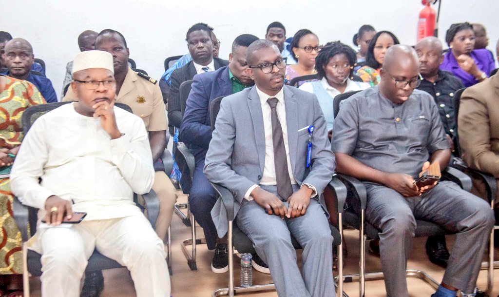 Remise de prix aux meilleurs élèves du CEPD, BEPC, BAC1 &amp; BAC2 à l’UNIPOD (Univ. de Lomé). Lauréats, parents, partenaires &amp; ministres réunis pour célébrer, honorer et encourager l’excellence scolaire. #Éducation #Togo