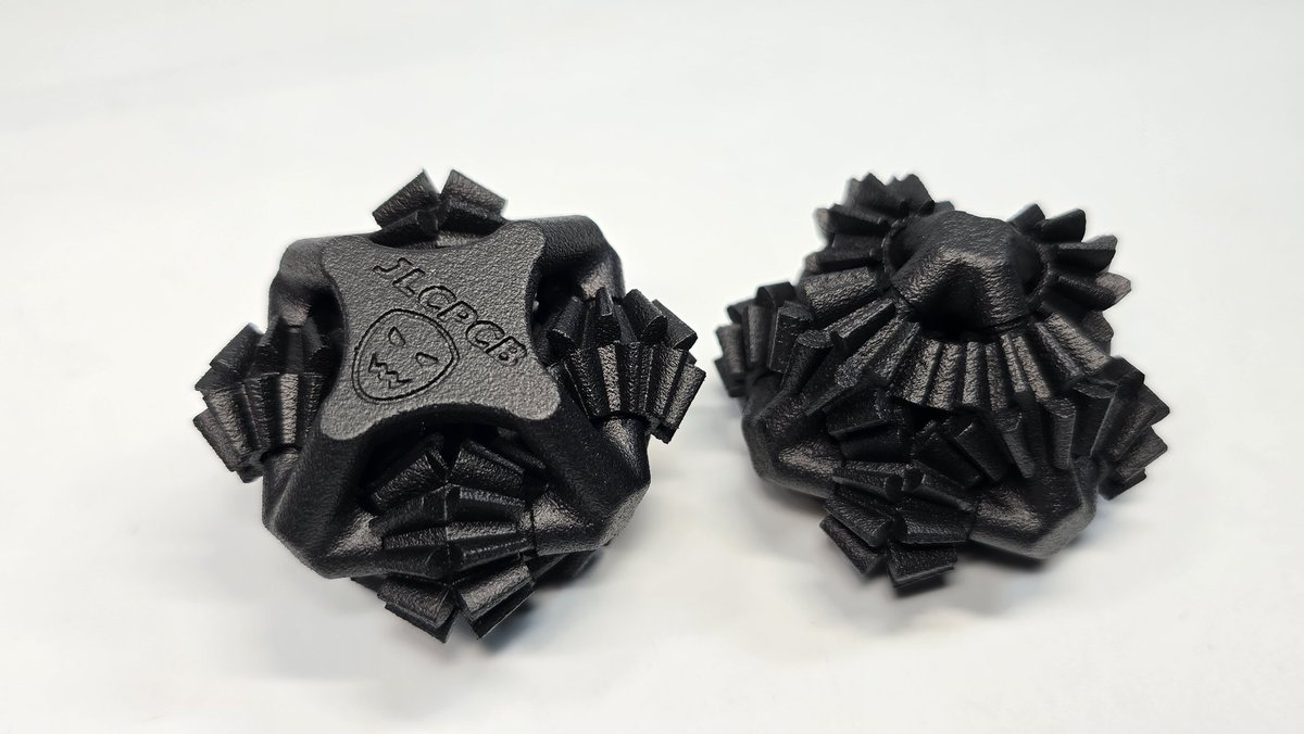 darkmatter159's tweet image. JLC3DPさん(JLCPCB)とのコラボノベルティを配布します୧( ˙ᵕ˙ )୨
アンケートに答えた方に歯車のオモチャや、MJF・WJP製MakerChipをプレゼント
歯車は先着10名です！
#3DPの集い
#JLC3DP