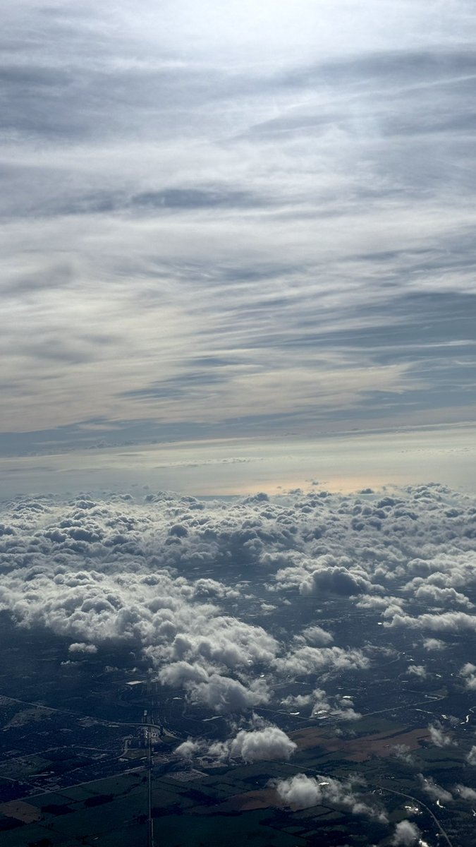 #رحلة #الإنسان #قصيرة

🔹 سوء الظن يقتل العلاقات 🔹

كم من علاقة جميلة ماتت بسبب التدقيق الزائد والدخول في النيات بلا دليل! نتعامل أحيانًا (حتى مع أحب الناس إلينا ) بسوء ظن يجرح ويُبعد، حتى تنتهي العلاقة وتصل أحيانًا إلى قطيعة رحم.

تأمل في موقف النبي ﷺ حين كان مع صفية رضي الله