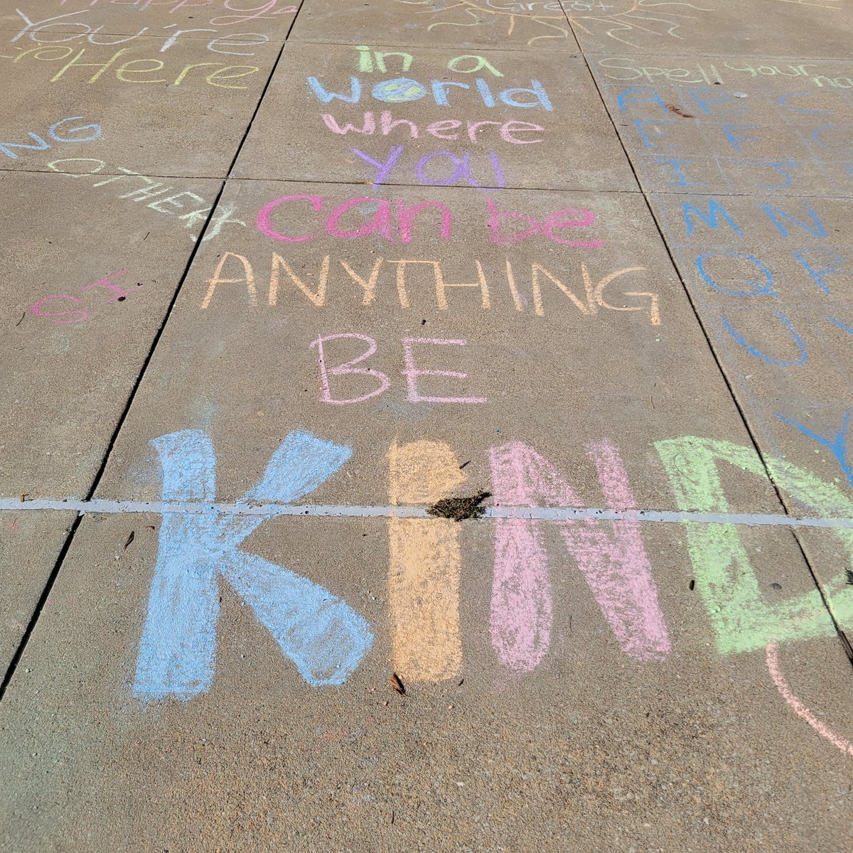 DrDJackson4's tweet photo. Every day is a great day when you walk into school with messages like these!
#greatdaytobeapanther
#BeKind
#PositivePanthers
@RPHS_Panthers10
@RPHSCounselors https://t.co/S1tC45f9eD