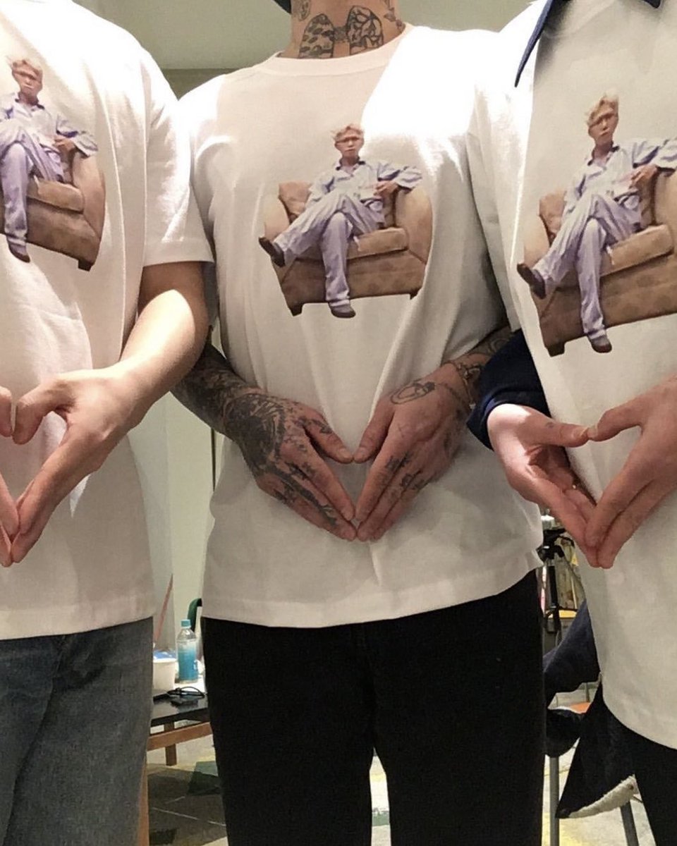 아이유언니 티셔츠 멋지다