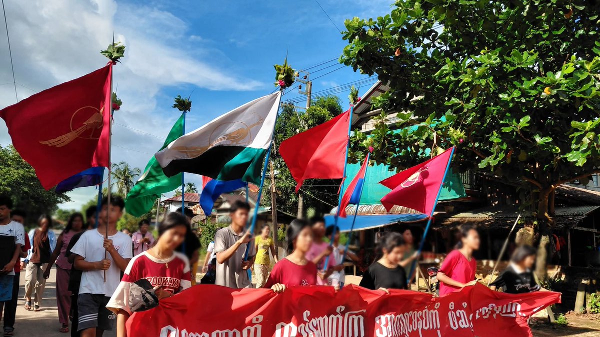 naingnaingaung's tweet photo. In Tanintharyi today, the DDMSC led an anti-dictatorship protest with unwavering spirit, despite ongoing military attacks across the area. Demonstrators held a banner with a powerful call to action: "Build People Power: Resist, Rebel, Revolt Against Dictatorship."
#DaweiProtest https://t.co/xareSf6f6m