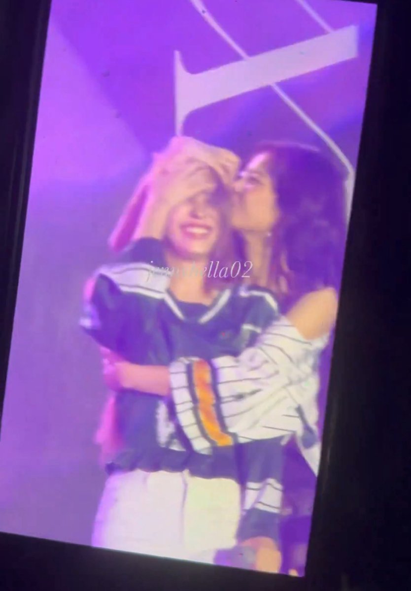 류진이 팔에도 맞고 뽀뽀에도 맞았어