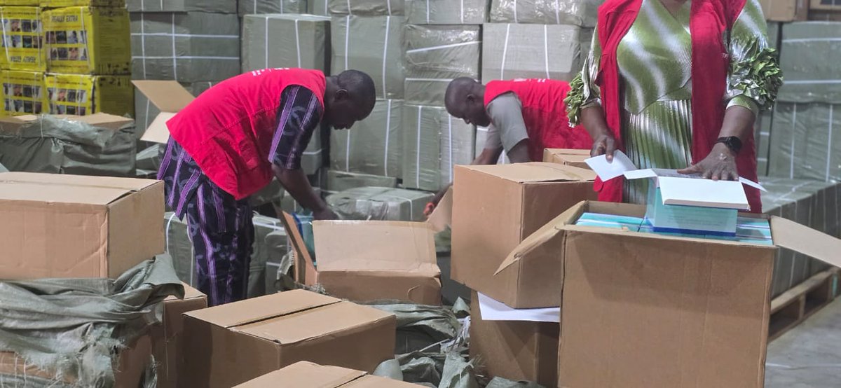 NigeriaStories's tweet photo. BREAKING NEWS: NAFDAC Seizes ₦1.2 Billion Worth of Fake Malaria Drugs in Lagos Raid

NAFDAC has intercepted 277 cartons of counterfeit and unregistered Malamal Forte malaria drugs, valued at over ₦1.2 billion, in a warehouse located in the Ilasa-Oshodi area of Lagos State. https://t.co/tpmnsShJwY