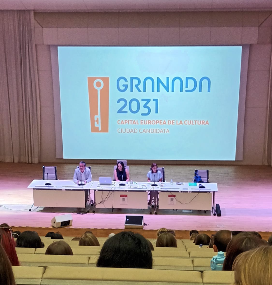 🔴 ¡<a href="/CanalUGR/">Universidad Granada</a> arranca el curso 2025/2026 con un gran éxito!

🎓 Más de 1800 estudiantes internacionales se han unido a las Jornadas de Recepción del 10 al 12 de septiembre 🌍👏

❤️ ¡Bienvenid@s a la #UGR! 💙

➡️ canal.ugr.es/noticia/jornad…