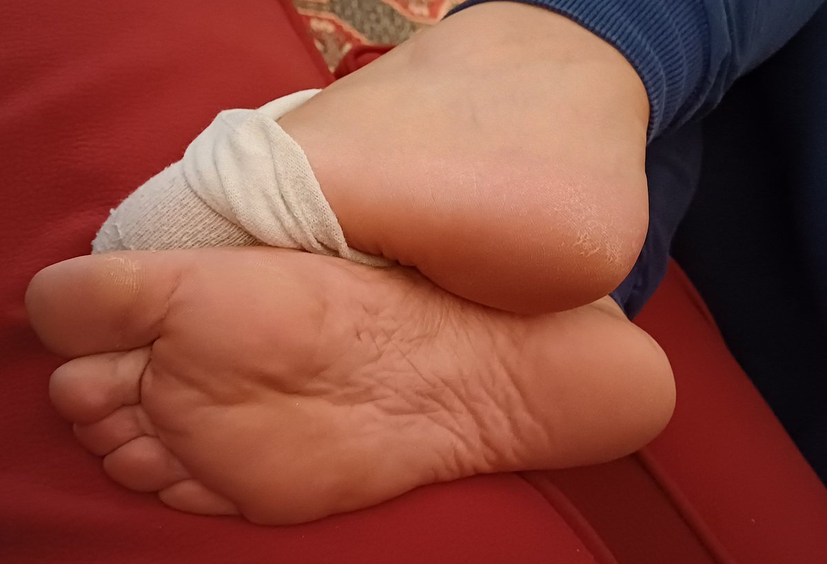 ✨ Sul divano dopo una lunga giornata… i miei piedini cercano solo attenzioni 😏
Un calzino è già scivolato via, l’altro resiste appena… le piante calde e sudate si mostrano senza vergogna.
Chi vorrebbe essere qui a respirarle e a godersele da vicino? 👣🔥