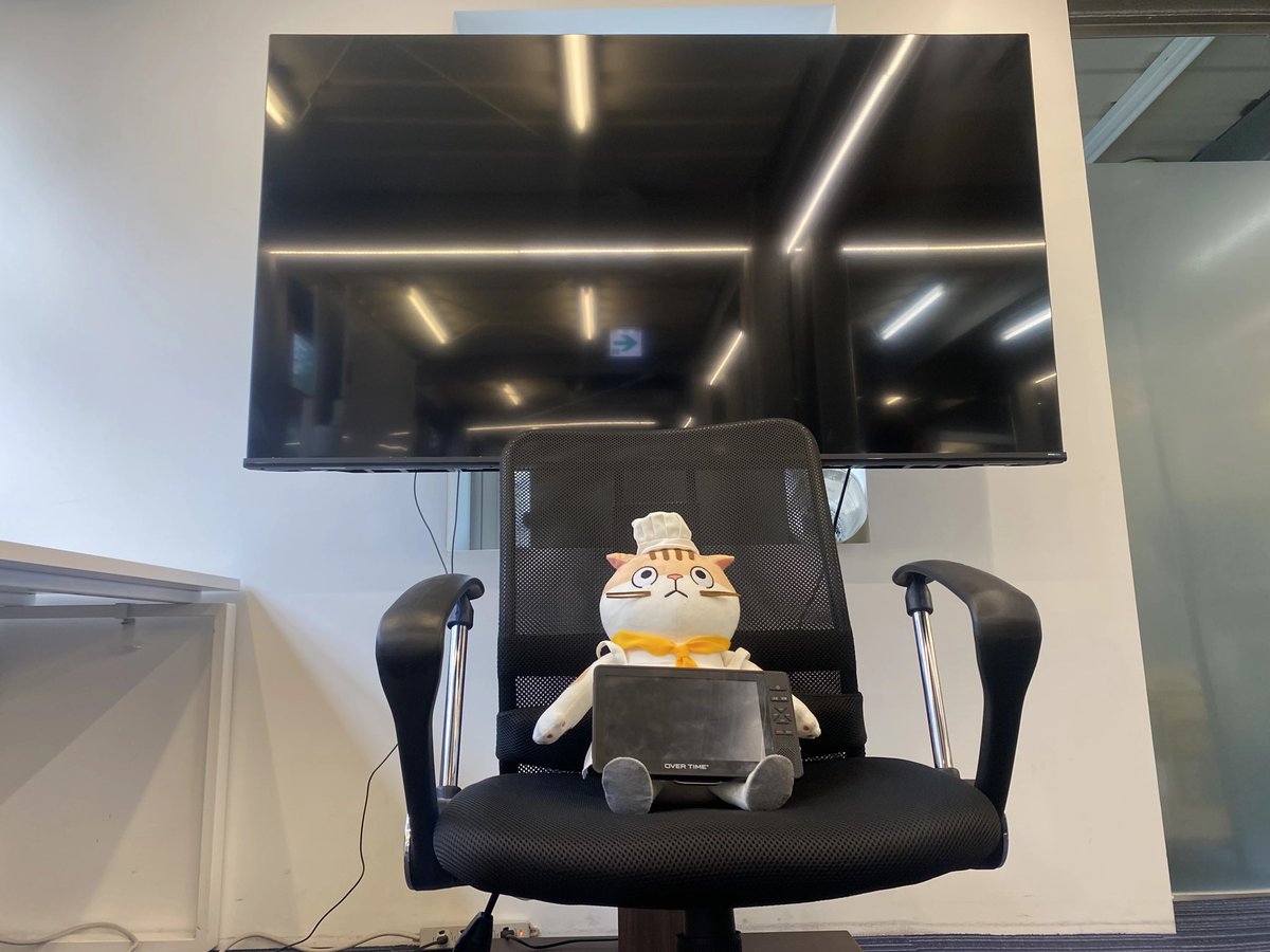 とうとう買いました。
デカいテレビを📺
しめおじたちの熱量が高過ぎて応えざるを得ませんでした。
てか今までの画面小さ過ぎだろ。
心置きなく七五三掛くんを応援してくれ。
俺も社長としてできる限りのことをやるよ。
共に応援しよう。

#七五三掛kitchen
#TravisJapan
#nadiaレシピ