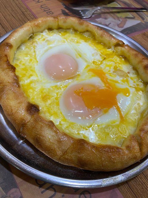 kayamerthasan_'s tweet photo. Fatih Lezzet Rotası🍴
Belki İstanbul'un en büyük ilçesi değil ama lezzetin merkezi bana göre kesinlikle Fatih. Çorbadan dönere, sulu yemekten kebaba, balıktan tatlıya Fatih yemek için en doğru rotalardan.  Büyük Karaman Caddesi'ndeki Meşhur Karadeniz Pidecisi ile başlayalım.++