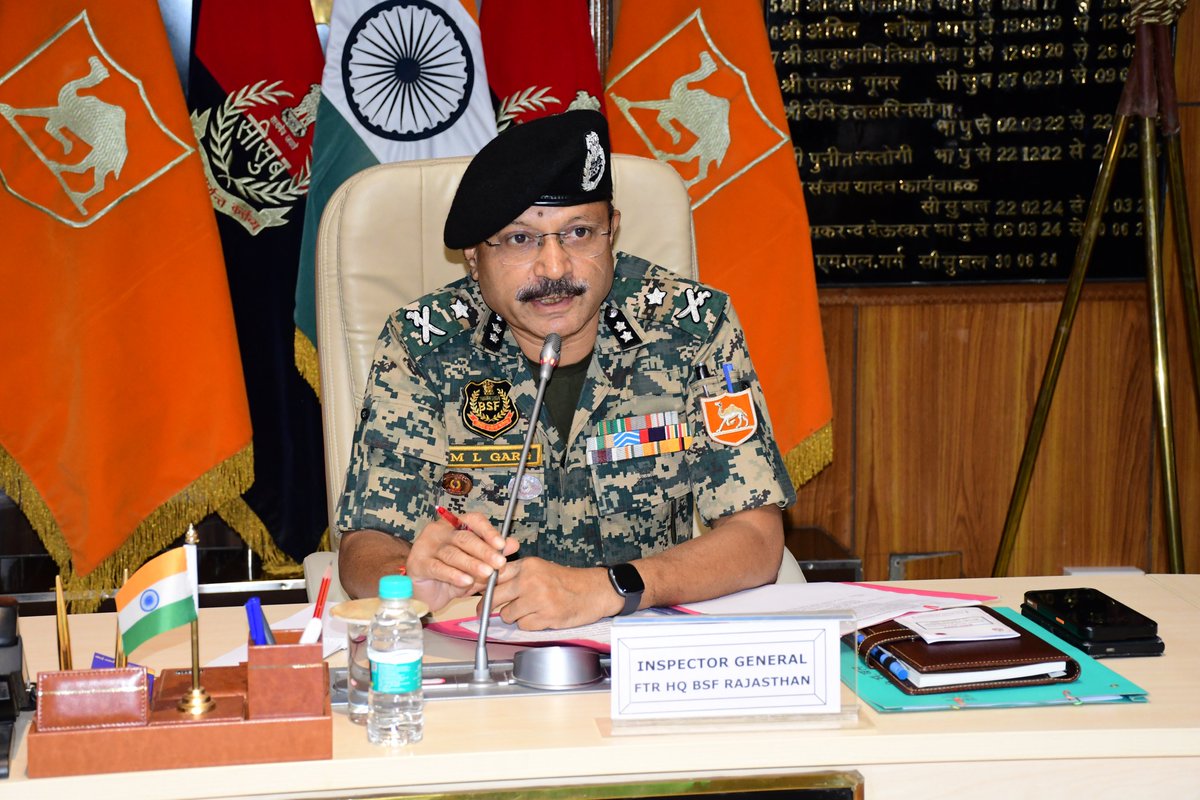 BSF_Rajasthan's tweet photo. #BSF_Rajasthan मे“भारत की सीमा सुरक्षाऔरचुनौतियाँ”एक दिवसीय कार्यशाला काआयोजन श्री एम.एल.गर्ग,महानिरीक्षक,की अध्यक्षता मे किया गया।
राष्ट्रीय सुरक्षा से जुड़े पहलुओ पर गहन चर्चा हुई 
✅अंतर्राष्ट्रीय सीमा
✅तस्करी
✅घुसपैठ
✅ड्रोन व साइबर खतरे
#BSF के वरिष्ठअधिकारियो ने भाग लिया। https://t.co/AdJ5EXvIYH