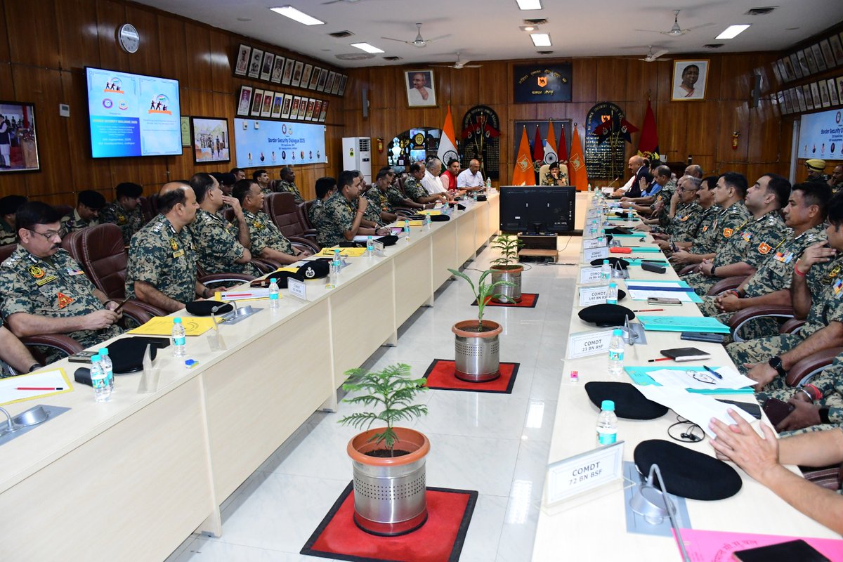 BSF_Rajasthan's tweet photo. #BSF_Rajasthan मे“भारत की सीमा सुरक्षाऔरचुनौतियाँ”एक दिवसीय कार्यशाला काआयोजन श्री एम.एल.गर्ग,महानिरीक्षक,की अध्यक्षता मे किया गया।
राष्ट्रीय सुरक्षा से जुड़े पहलुओ पर गहन चर्चा हुई 
✅अंतर्राष्ट्रीय सीमा
✅तस्करी
✅घुसपैठ
✅ड्रोन व साइबर खतरे
#BSF के वरिष्ठअधिकारियो ने भाग लिया। https://t.co/AdJ5EXvIYH