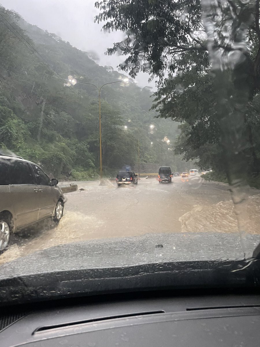 bahiapatanemo's tweet photo. Los palos de agua cuando caen en la autopista pueden ser un espectáculo… hermoso o terrorífico? https://t.co/4D2m1SqFnf