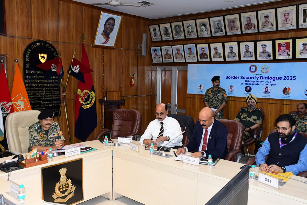 BSF_Rajasthan's tweet photo. #BSF_Rajasthan मे“भारत की सीमा सुरक्षाऔरचुनौतियाँ”एक दिवसीय कार्यशाला काआयोजन श्री एम.एल.गर्ग,महानिरीक्षक,की अध्यक्षता मे किया गया।
राष्ट्रीय सुरक्षा से जुड़े पहलुओ पर गहन चर्चा हुई 
✅अंतर्राष्ट्रीय सीमा
✅तस्करी
✅घुसपैठ
✅ड्रोन व साइबर खतरे
#BSF के वरिष्ठअधिकारियो ने भाग लिया। https://t.co/AdJ5EXvIYH