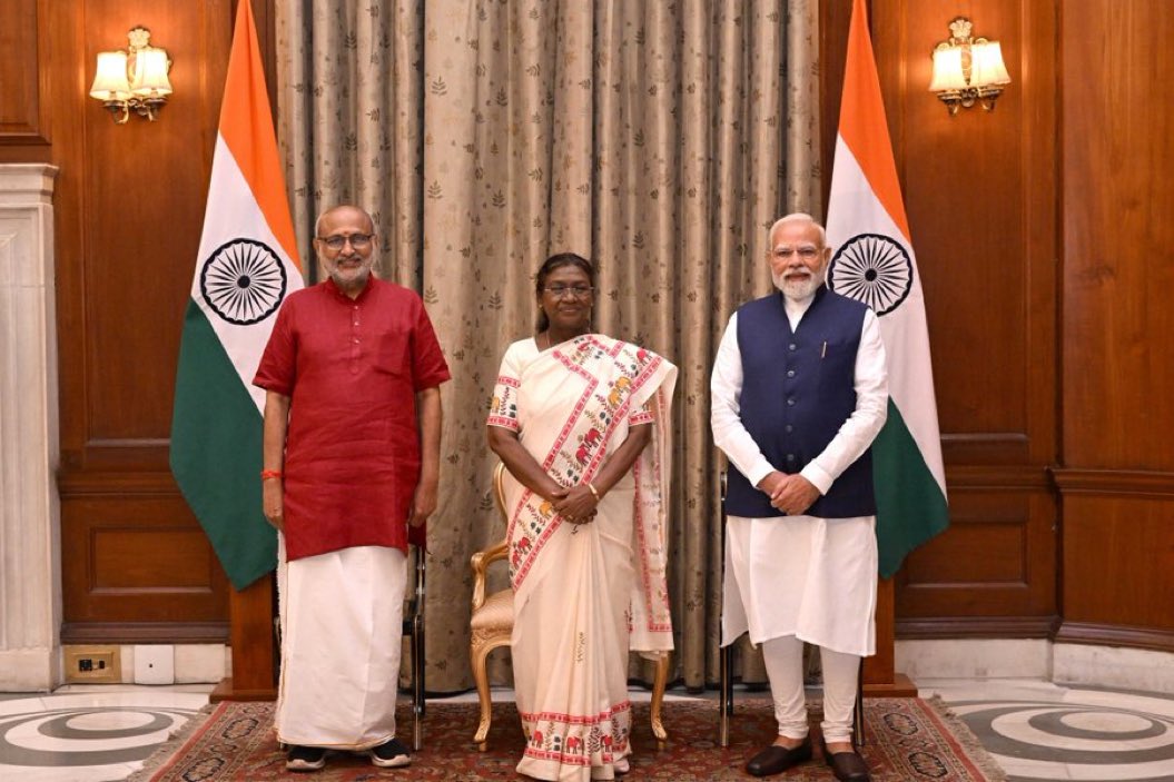 3 Most Ordinary Backgrounds.
3 Most Powerful Persons.

That's India ❤️