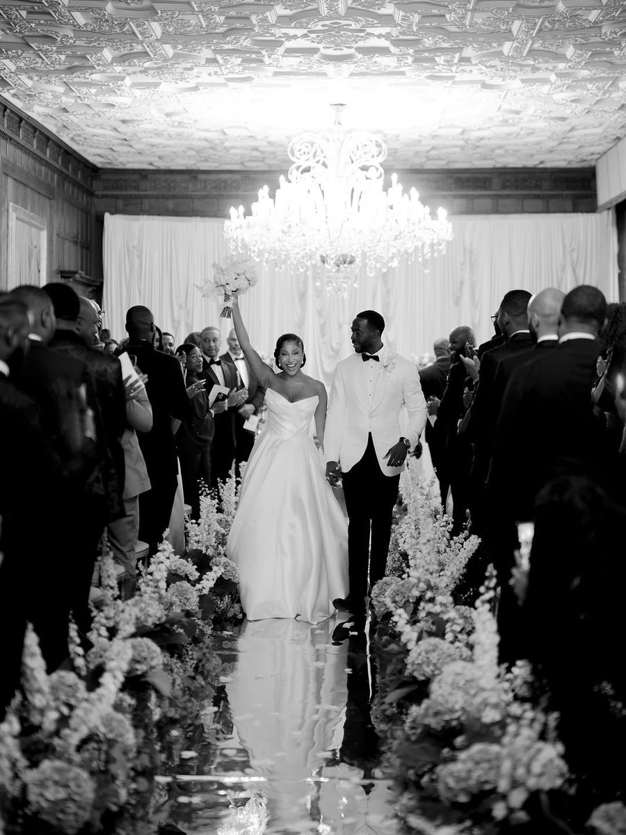 inawoweddings's tweet photo. Toni Tones &amp; Taye’s white wedding 💕

She looks ethereal 🥹 https://t.co/sFsPLBEKUc