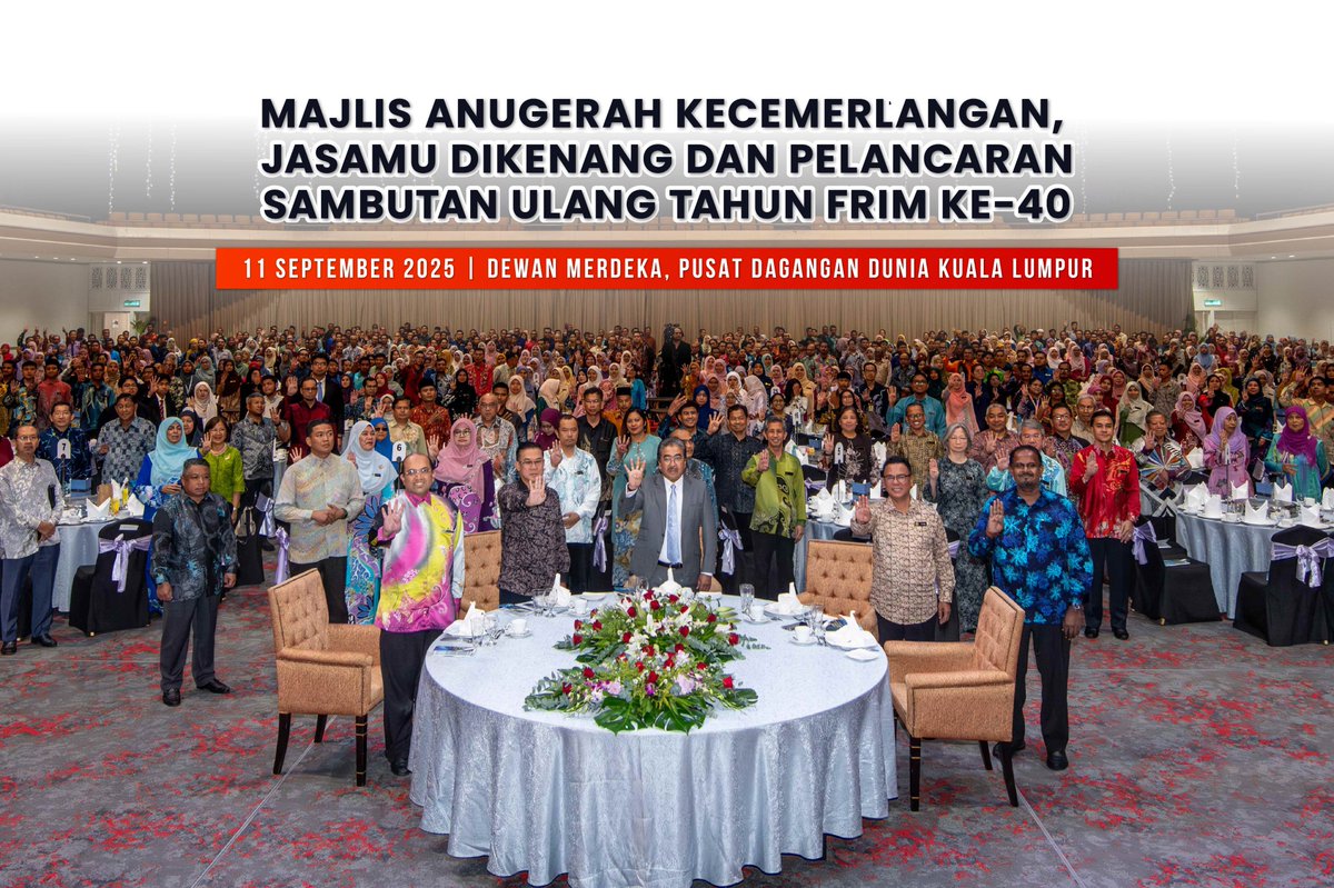 FRIMKepong's tweet photo. 📅11/9 – Datuk Seri Johari Abdul Ghani merasmikan 𝗠𝗮𝗷𝗹𝗶𝘀 𝗔𝗻𝘂𝗴𝗲𝗿𝗮𝗵 @FRIMKepong &amp; Pelancaran 40 Tahun di 📍WTC KL. 233 warga FRIM diraikan 🎉 termasuk Dr Kevin Ng (Saintis Terbaik) &amp; Dr Lee Soon Leong (Penyelidikan Terbaik). 

🌳 #FRIM40 #FRIM_UNESCO #JasamuDikenang https://t.co/IqGpC1MIMN