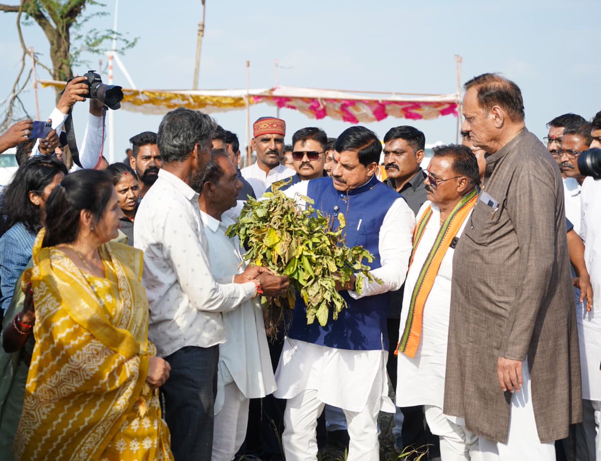 मुख्यमंत्री डॉ. मोहन यादव ने आज रतलाम जिले की सैलाना तहसील में प्राकृतिक आपदा से प्रभावित फसलों का निरीक्षण किया।

मुख्यमंत्री जी ने किसानों को आश्वस्त किया कि प्रदेश सरकार हर कदम पर अन्नदाताओं के साथ खड़ी है। फसल क्षति का त्वरित आंकलन कर प्रभावित किसानों को समयबद्ध मुआवज़ा व