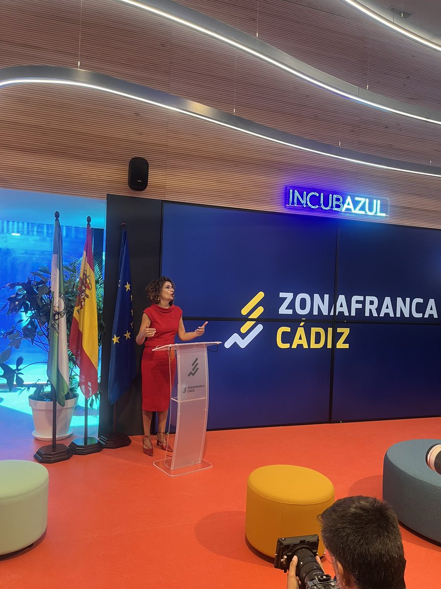 InmaOrtega68's tweet photo. ➡️ Esta mañana he asistido, en representación de @ccoocadiz a la inauguración por @mjmonteroc de @Incubazul en @zonafrancacadiz
Un proyecto clave para impulsar el emprendimiento azul, la innovación y la creación de empleo en nuestra provincia. 🌊✨
#Cádiz #Incubazul #Empleo https://t.co/WmnKvAD8sh