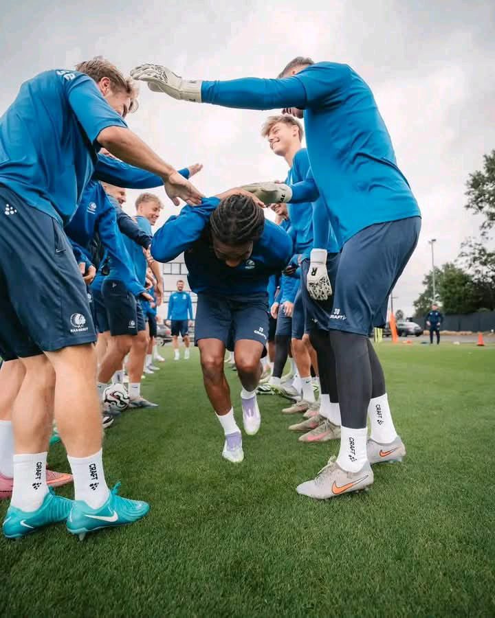 Coach_Pudens's tweet photo. L'accueil reçu par Jean-Kévin Duverne 🇭🇹 à KAA Gent pour son premier entraînement https://t.co/4fgZZKvXXU