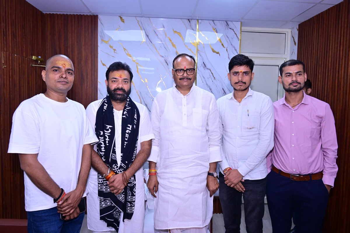 brijbhushanmla's tweet photo. उत्तर प्रदेश सरकार में उप-मुख्यमंत्री आदरणी��� श्री ब्रजेश पाठक जी से लखनऊ में शिष्टाचार भेंट कर उनका अमूल्य मार्गदर्शन प्राप्त किया।

इस अवसर पर ��रखारी विधानसभा क्षेत्र की जनहित एवं विकास से सम्बद्ध विभिन्न महत्वपूर्ण विषयों पर विस्तृत, सार्थक एवं सकारात्मक चर्चा की।
@brajeshpathakup