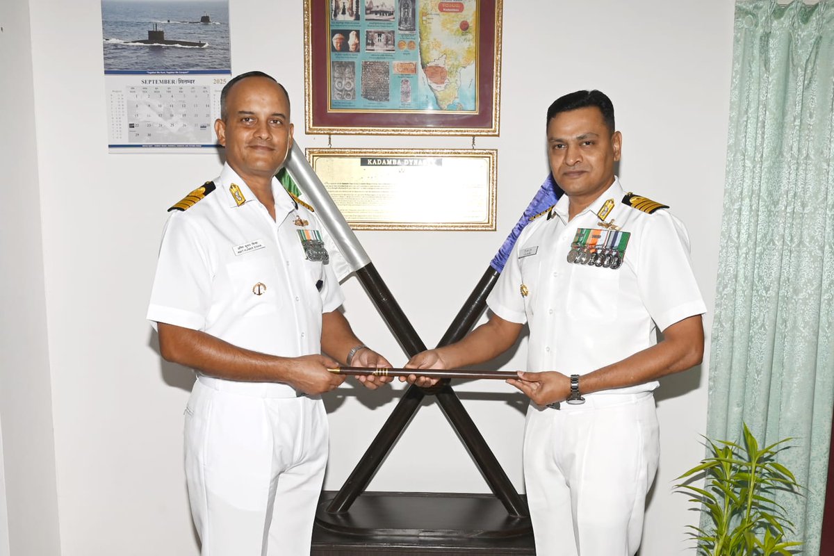 IN_KTKNA's tweet image. *#ChangeofCommand*

Capt Amit Kumar Sinha has taken over the Command of #INSKadamba at #Karwar #NavalBase from Capt VS Guru on 11 Sep. A Specialist in Anti Submarine Warfare, Capt Sinha is an alumnus of #NationalDefenceAcademy, Khadakvasla #DSSC, Wellington &amp;amp; #HDMC Secunderabad.…