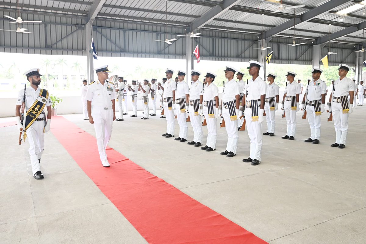 IN_KTKNA's tweet image. *#ChangeofCommand*

Capt Amit Kumar Sinha has taken over the Command of #INSKadamba at #Karwar #NavalBase from Capt VS Guru on 11 Sep. A Specialist in Anti Submarine Warfare, Capt Sinha is an alumnus of #NationalDefenceAcademy, Khadakvasla #DSSC, Wellington &amp;amp; #HDMC Secunderabad.…